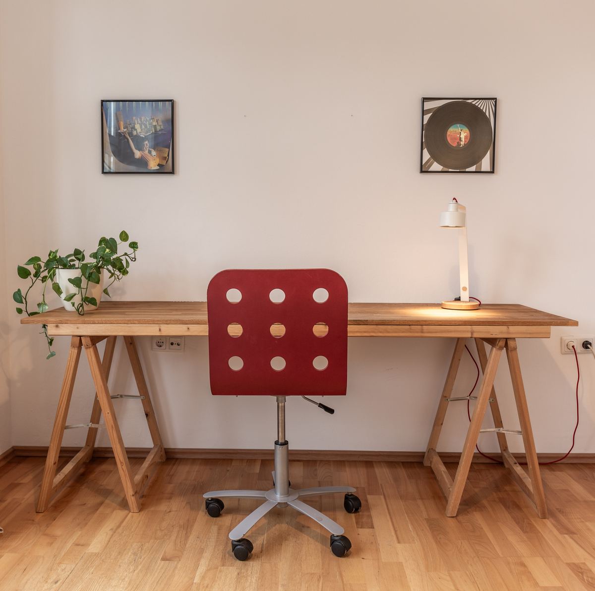 Arbeitszimmer mit Schreibtisch